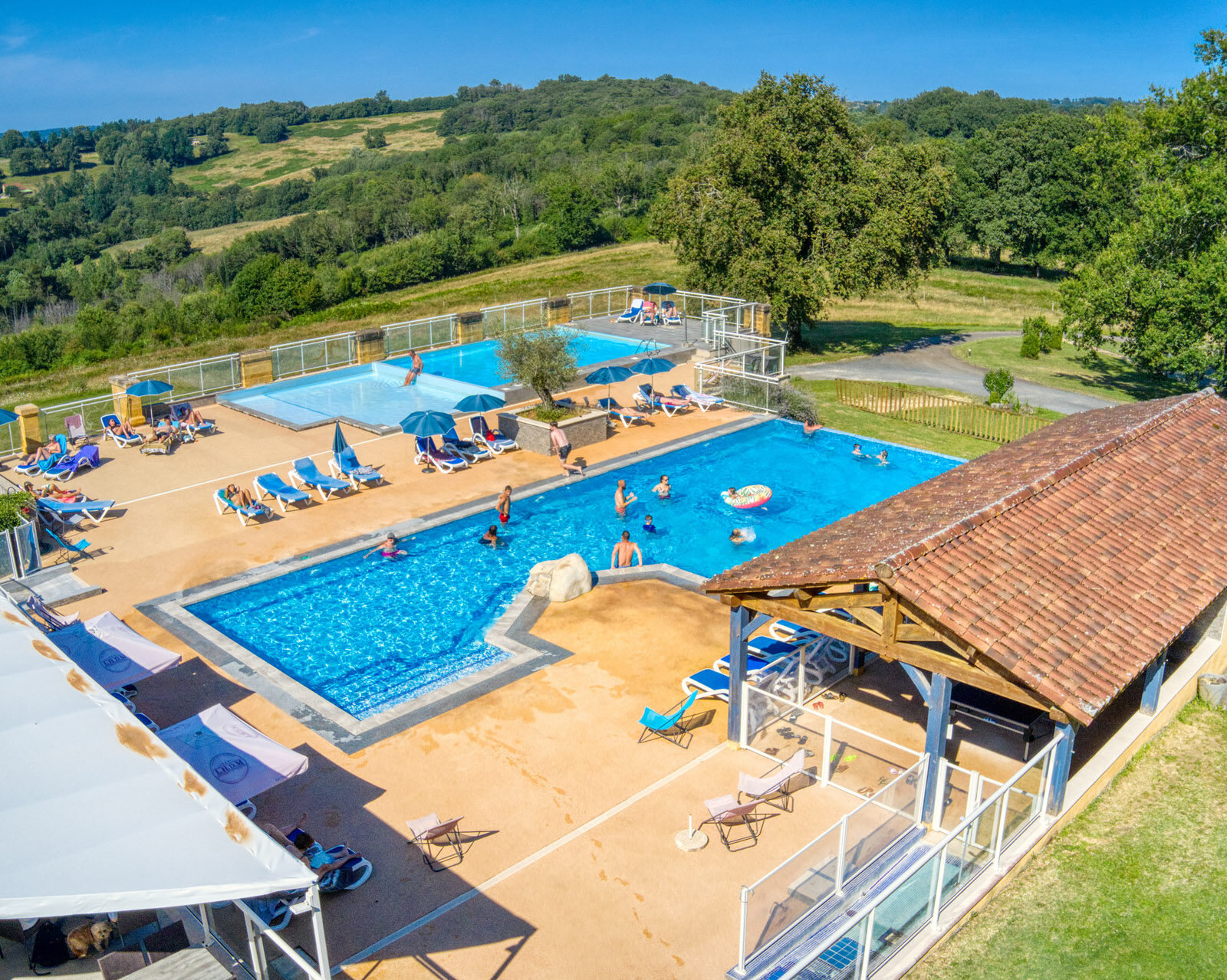 Les Hauts de Marquay piscines vue drone 344