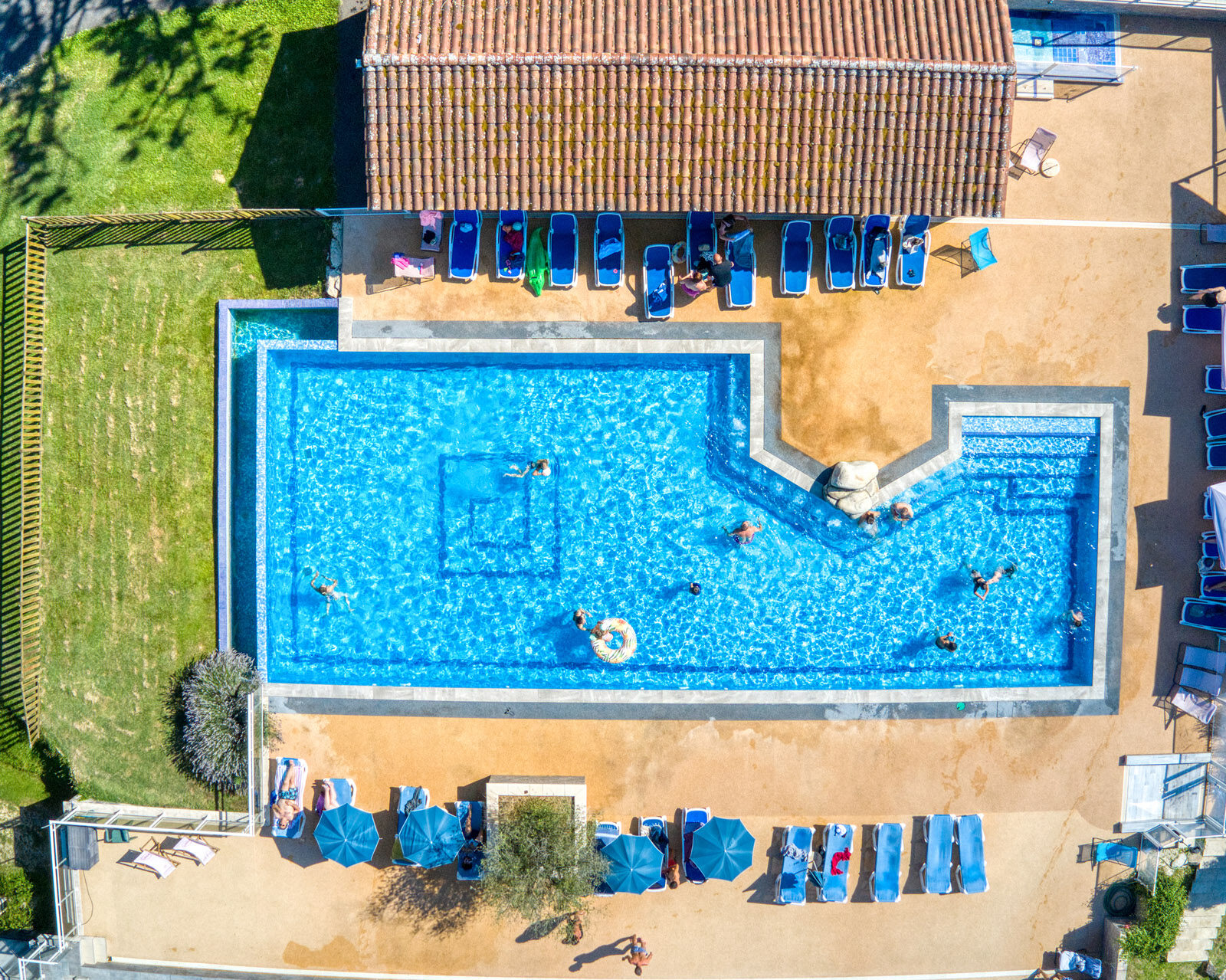 Les Hauts de Marquay piscines vue drone 909