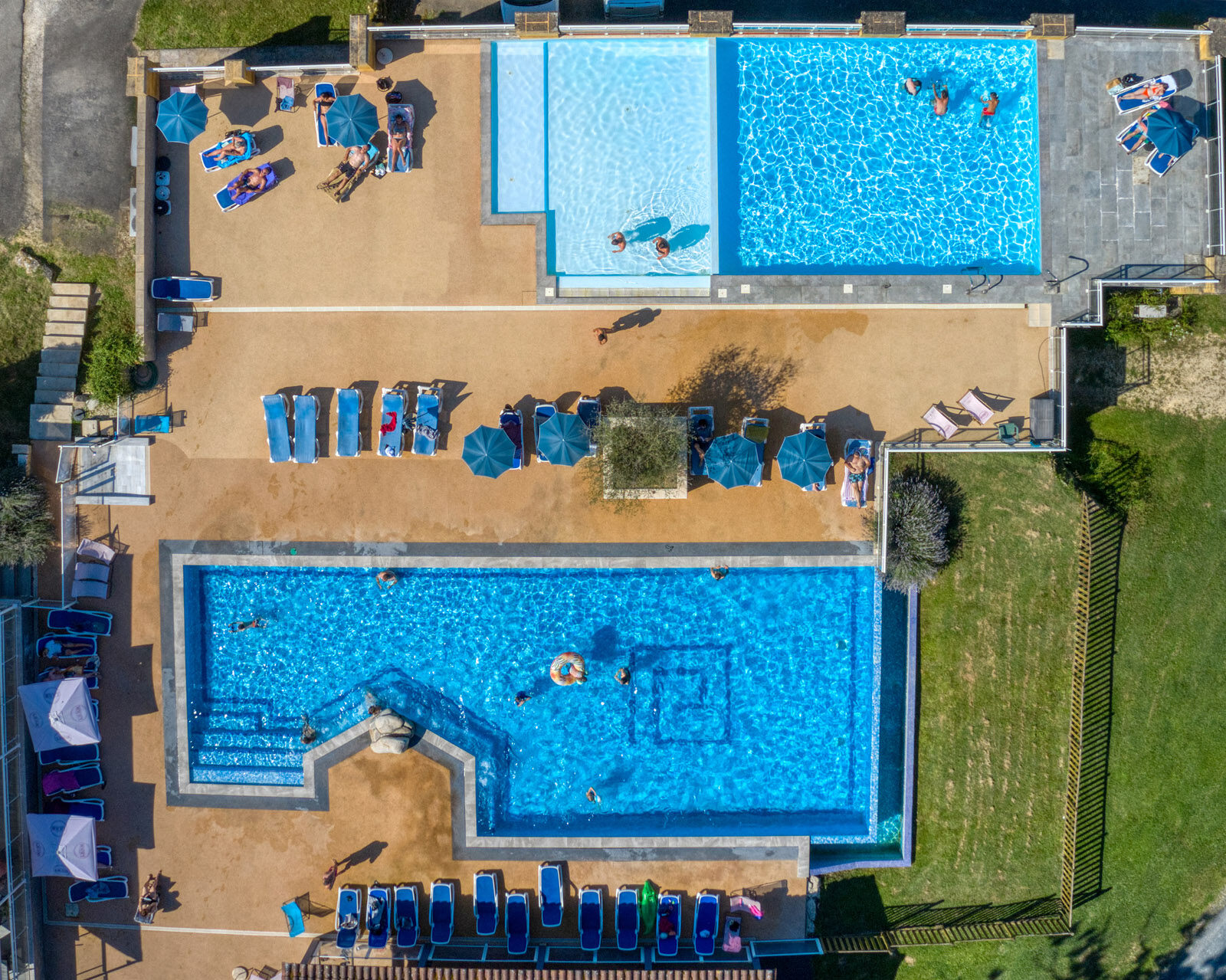Les Hauts de Marquay piscines vue drone 916