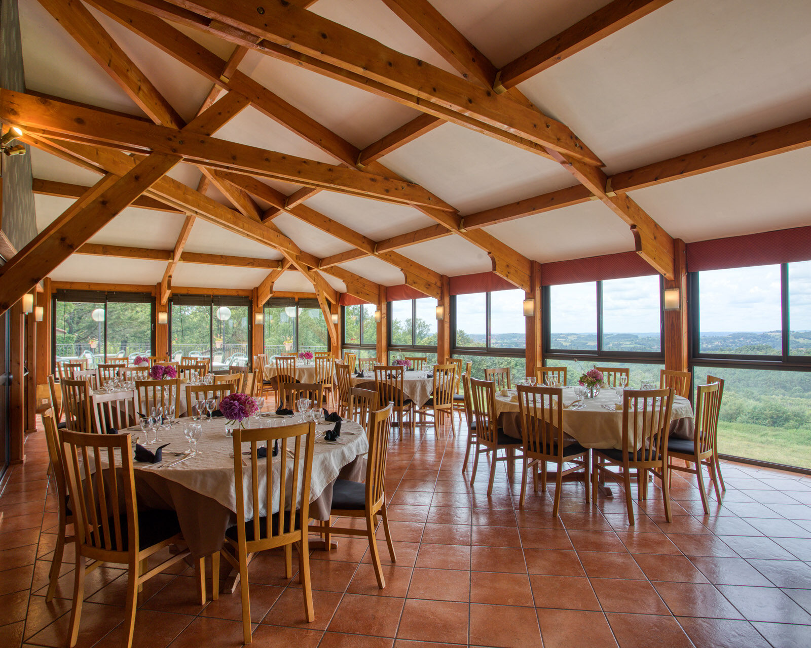 Les Hauts de Marquay restaurant salle 070